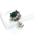 Gros plan sur un clou d'oreille avec gemme verte facettée et finition argent antique - Couleur Acier Vert