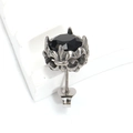 Détail d'un clou d'oreille gothique en zircon noir avec sertissage couronne oxydé - Couleur Acier Noir