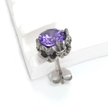 Vue latérale macro d'une boucle d'oreille en zircon violet et serti griffe argenté - Couleur Acier Violet