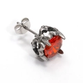 Détail de puce d'oreille gothique en argent avec zircon rouge facetté et serti à griffes - Couleur Acier Rouge Orangé