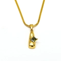 Detalle del collar de cadena dorada con colgante de piedra preciosa verde - Dorado Strass Verde Oliva