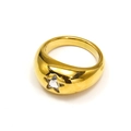 Dettaglio di un anello a fascia larga placcato oro 18k con zircone centrale a stella - US 6 / Oro Zircone Bianco