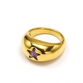 Macro di un anello a cupola placcato oro 18k con uno zircone viola a forma di stella - US 6 / Oro Zirconia Viola