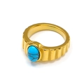 Dettaglio anello in oro 18k con pietra turchese blu e fascia con trama a costine - Oro Turchese