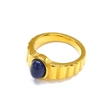 Dettaglio anello dorato con pietra lapislazzuli blu ovale e trama scanalata - Oro Lapislazzuli