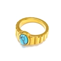 Dettaglio anello dorato con gemma ovale blu e finitura con scanalature verticali sulla fascia - Turchese Oro