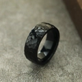 Detail eines schwarzen Titanrings mit gehämmerter Wabenstruktur und polierter Innenseite - US 7 / Schwarz