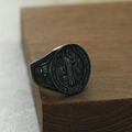 Vue détaillée de la bague médaille Saint-Benoît avec relief antique et gravures latines - Noir