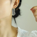 Pendientes de plata fluida con microdiamantes en una modelo para un estilo muy elegante - Color Acero Circón Blanco