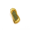 Detalle de pendientes geométricos bañados en oro de 18k con pavé de piedras verdes - Dorado Circonita Verde