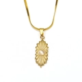 Detail van de 18K gouden roestvrijstalen hanger met zonnestraalstructuur en witte edelsteen - Goud Witte Katteoog Steen