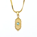 Macro detail van 18K gouden hanger met blauwe kattenoogsteen aan een slangenketting - Goud Meerblauw Katteoog Steen