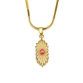 Detail van de 18K goudstalen zonnestraal hanger met rode edelsteen aan een slangenketting - Goud Roze Katteoog Steen