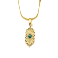 Detail van 18K vergulde zonnestraal hanger met groene edelsteen aan een slangenketting - Goud Malachiet