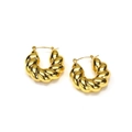 Vue détaillée des boucles d'oreilles créoles torsadées dorées avec design croissant poli - Style Câble Or