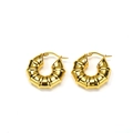 Détails de boucles d'oreilles créoles dorées avec texture bambou et fini poli - Style Bambou Épais Or
