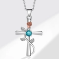 Collana a croce con gemma blu e rosa in oro rosa su sfondo grigio con sfumatura - XZ442 Croce Rosa Pietra Blu (Ciondolo Solo)