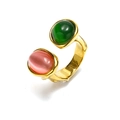 Makro-Detail eines verstellbaren vergoldeten Rings mit smaragdgrünen und rosa Edelsteinen - US 6 / Gold Stil 4 (Grüner und Rosa Stein)