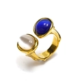 Detailansicht eines vergoldeten Rings mit blauen und weißen Cabochon-Edelsteinen - US 6 / Gold Stil 3 (Blauer und Weißer Stein)