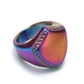 Makroaufnahme des schildförmigen Regenbogen-Titanrings mit Kettenrand und gebürsteter Textur - US 7 / Regenbogen