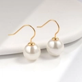 Orecchini pendenti con perle in argento S925 e ganci in oro 18K dal design minimalista - Stile Taglia Standard (PED335) / Perla Bianca Tono Oro