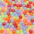 Bunte lichtdurchlässige Acryl-Buchstabenperlen A-Z Mix für DIY-Schmuckherstellung - 4x7mm (Öffnung 1.5mm) 500g/Packung (ca. 3600 Stück) / Hellfarbige Basis mit weißen Buchstaben