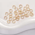 Goldene offene Biegeringe aus Edelstahl auf weißem Keramikteller für DIY-Schmuck - Spaltring / 0.5x5mm (10 Stück/Packung) / Gold
