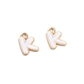 Goldlegierung Buchstabe K Anhänger mit weißem Emaille für DIY-Armbänder - Buchstabe K / 2 Stück/Packung / Weiß