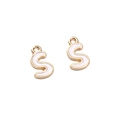 Goldfarbene S-Anhänger aus Legierung mit weißem Emaille für DIY-Armbänder und Schmuck - Buchstabe S / 2 Stück/Packung / Weiß