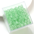 Lichtgroene ronde glazen kralen in een doos voor DIY handgemaakte sieraden - Lichtgroen