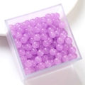 Translucente paarse glazen kralen voor DIY sieraden maken in een heldere acryldoos - Lichtpaars