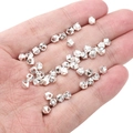 Perles d'espacement géométriques argentées facettées à la main pour bijoux DIY - Perles d'Angle Gaufrées 3x4mm (Ouverture 1.5mm) / Argent (environ 25 Pièces/Paquet)