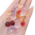 Mano sosteniendo cuentas de vidrio de 12mm en forma de rosa para joyería artesanal - Mezcla Aleatoria