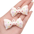 Ciondolo a forma di fiocco in acrilico con pois colorati per gioielli fai-da-te - Fiocco (55x35mm)