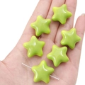 Cuentas de acrílico brillantes verde hierba en forma de estrella para joyas DIY - 23x22mm Agujero Aprox 2mm 2 Piezas/Paquete / Verde