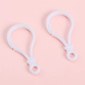 Détail de deux fermoirs mousquetons en acrylique blanc pour porte-clés DIY sur rose - Sac Standard / Blanc