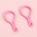 Gros plan de deux fermoirs mousquetons roses pour bijoux DIY et accessoires de porte-clés - Sac Standard / Rose