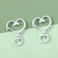 Set van twee witte hartvormige karabijnsluitingen met draaibare ringen voor DIY - Hart / Wit