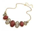 Collier rétro à pendentif ovale évidé avec gemmes en résine rouge foncé en fini doré - Bordeaux