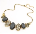 Collier vintage doré avec grandes pierres ovales grises dans un style bohème chic - Gris