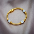 18k Gold Schlangenarmband mit drei funkelnden Zylinderanhängern und weißen Strasssteinen - Gold Schlangenkette Perle (B759)