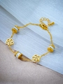 Bracelet élégant en acier titane doré avec fleurs de camélia blanches et cristaux - Style de Cristal de Camélia (B756)