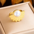 Anello elegante in acciaio inossidabile dorato a ventaglio con opale bianco e texture - Stile Ventaglio Opale (R466)