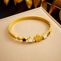 18k vergoldeter Edelstahl-Armreif mit schwarz-weißen Emaille-Blüten und Magnetverschluss - Gold S/W Emaille Floral Scharnier (B1315)