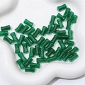 Cuentas de vidrio verde esmeralda en forma de bambú para joyería DIY en una bandeja blanca - 20 Piezas/Paquete (6x12mm) / Verde oscuro