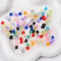 Bunte 5mm matte Glaswürfel-Perlen in einer weißen blumenförmigen Keramikschale - 5x5mm (11g/Packung ca. 50 Stk.) / Zufällig Gemischt