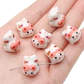 Perline di gatto in ceramica dipinte a mano in bianco con dettagli rosa e arancioni - Gatto Rosa / 13x17mm