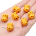 Set di 7 perline a forma di tigre in ceramica gialla dipinte a mano per gioielli fai da te - Gatto Tigrato Giallo / 13x17mm