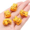Perline a tigre in ceramica gialla fatte a mano per gioielli fai-da-te con fori - Gatto Tigrato Giallo / 16x22mm