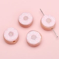 Detaillierte Makroansicht von vier rosa Donut-Glasperlen für DIY-Schmuckherstellung - 15mm (1 Stück/Packung) / Rosa